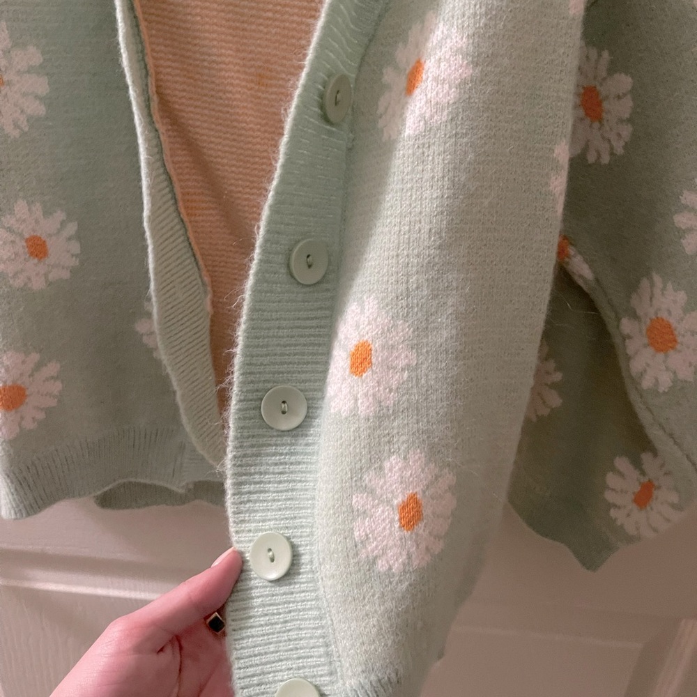 Light blue cardigan with Daisys